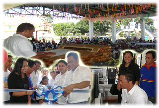 Top: Mayor Viscuso deLira addressing the crowd during the opening of the Balangiga CeC. Left: Ribbon cutting with Mayor deLira, CeC Manager: Kenneth Gales, DILG MLGOO Mauricio Labado and RITC Claire Fernandez. Right: Mayor deLira tries out the internet in the Cec with Claire Fernandez of NCC and Mauricio Labado of DILG.